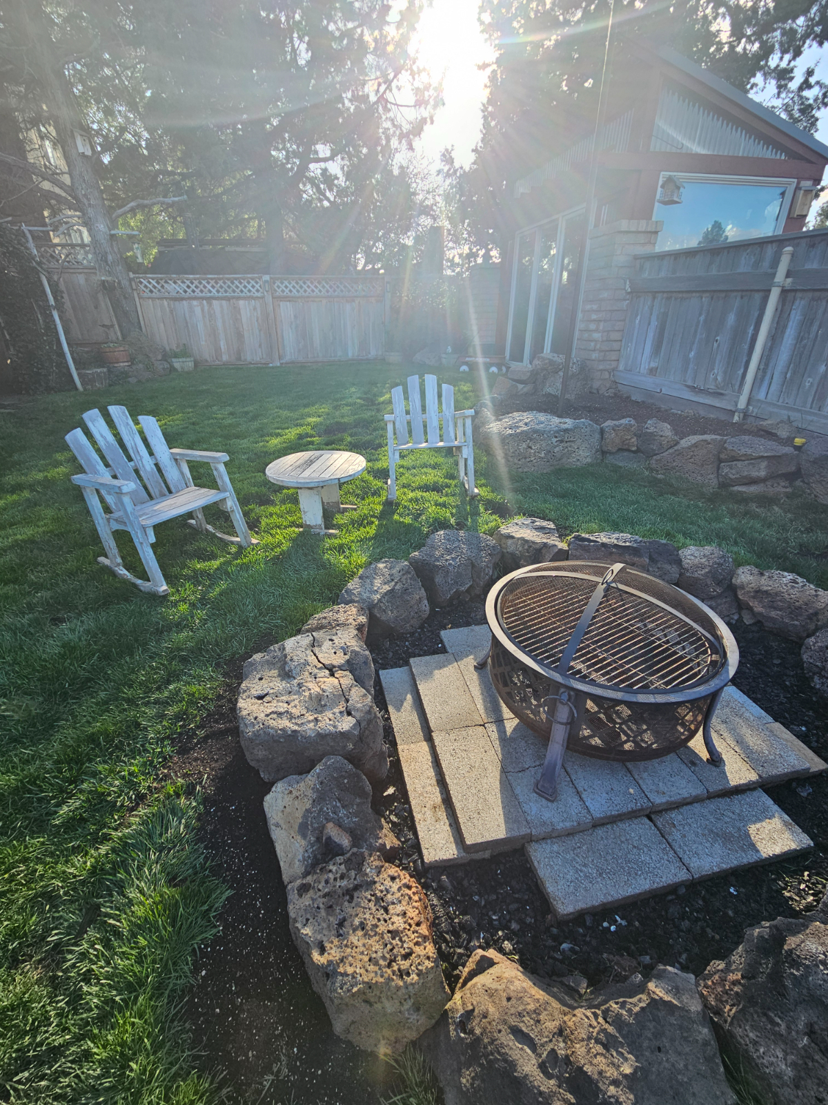 Comfy, 3bdrm, 2 bath house with hot tub and fenced yard - Photo 5