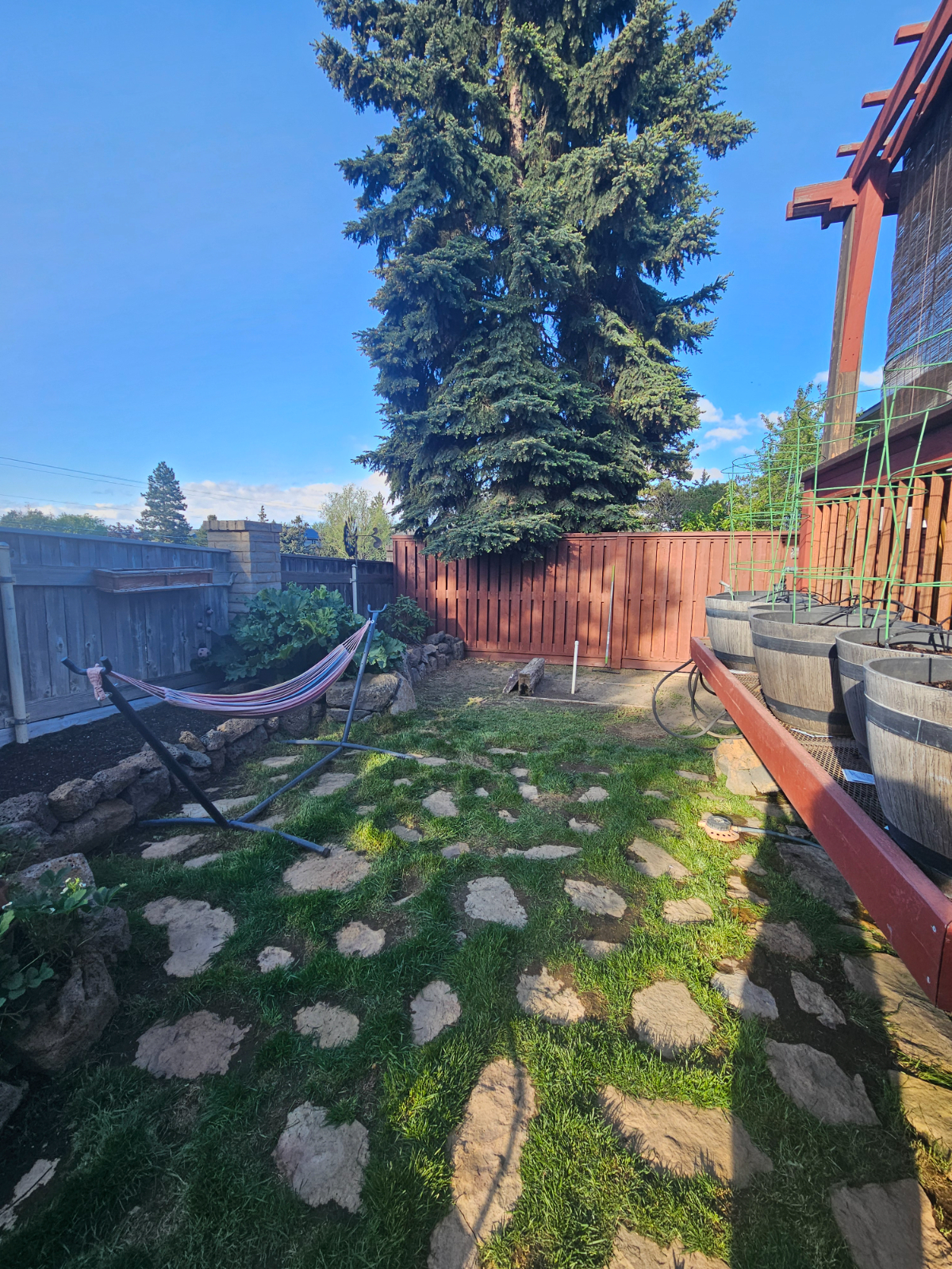 Comfy, 3bdrm, 2 bath house with hot tub and fenced yard - Photo 6