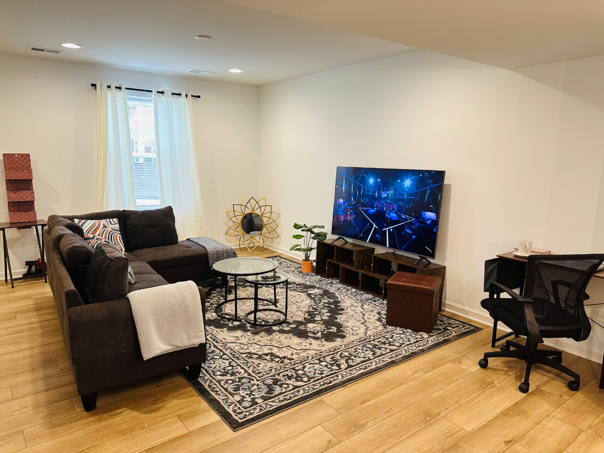 Fully furnished bedroom , with full bathroom, mini fridge, TV, and walk in closet - Photo 3