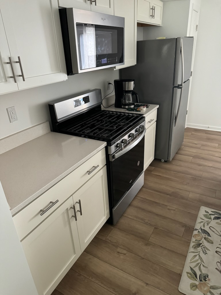 Fully furnished bedroom , with full bathroom, mini fridge, TV,  and walk in closet - Photo 9