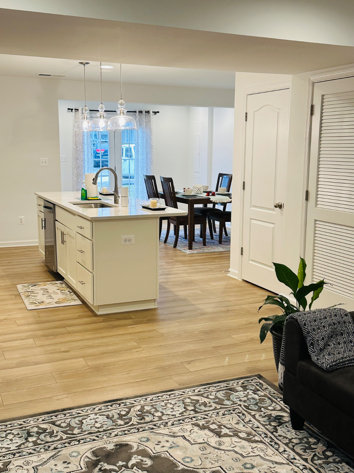 Fully furnished bedroom , with full bathroom, mini fridge, TV,  and walk in closet - Photo 8