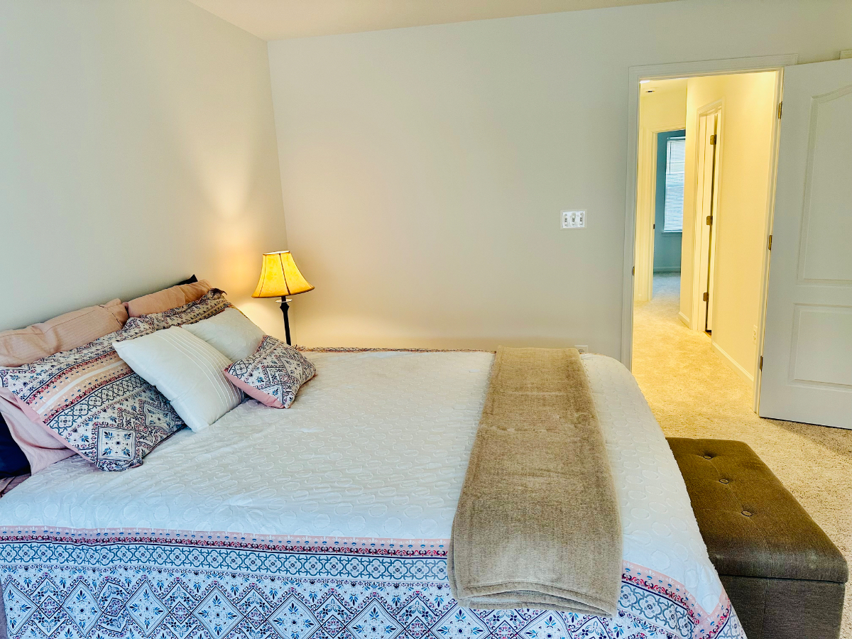 Fully furnished bedroom , with full bathroom, mini fridge, TV, and walk in closet - Photo 5