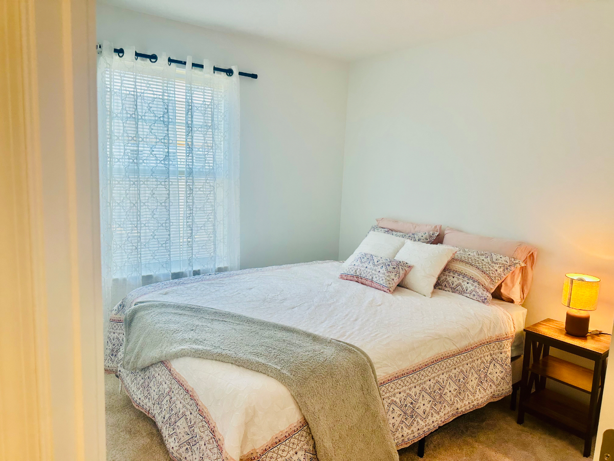 Fully furnished bedroom , with full bathroom, mini fridge, TV, and walk in closet - Photo 4