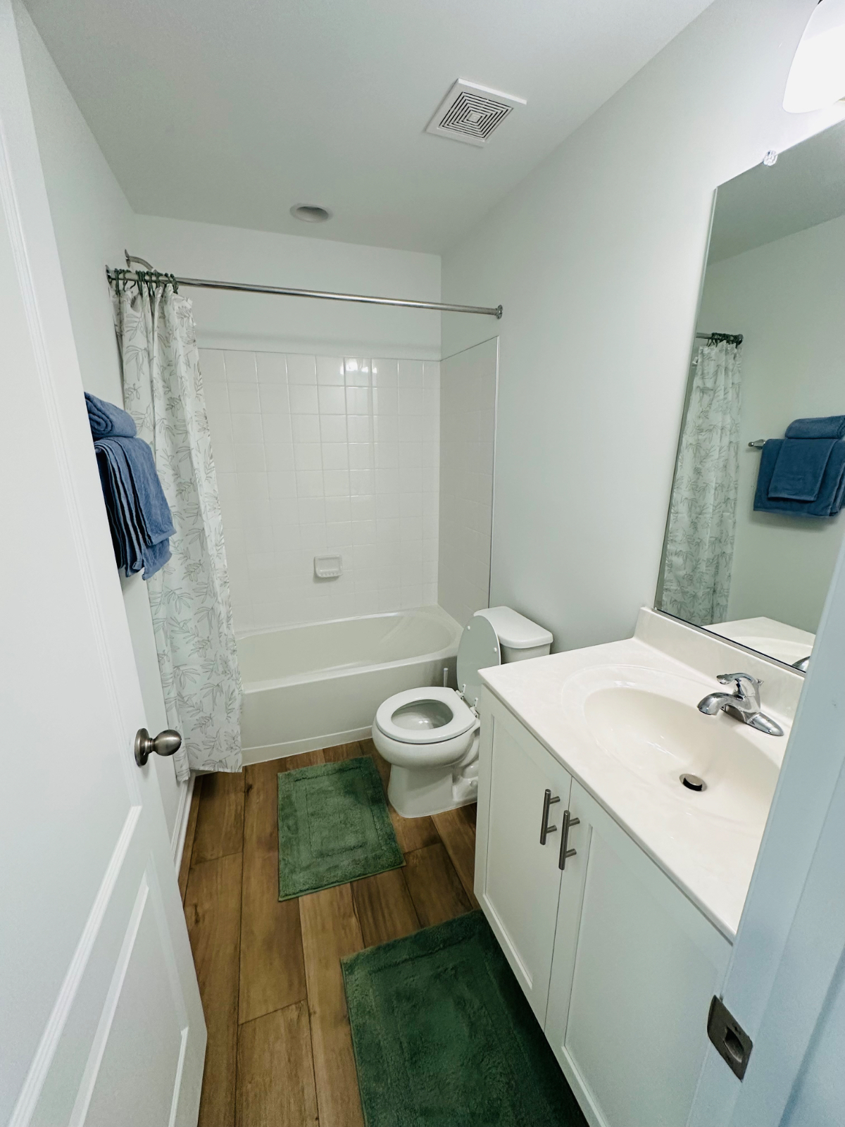 Fully furnished bedroom , with full bathroom, mini fridge, TV,  and walk in closet - Photo 12