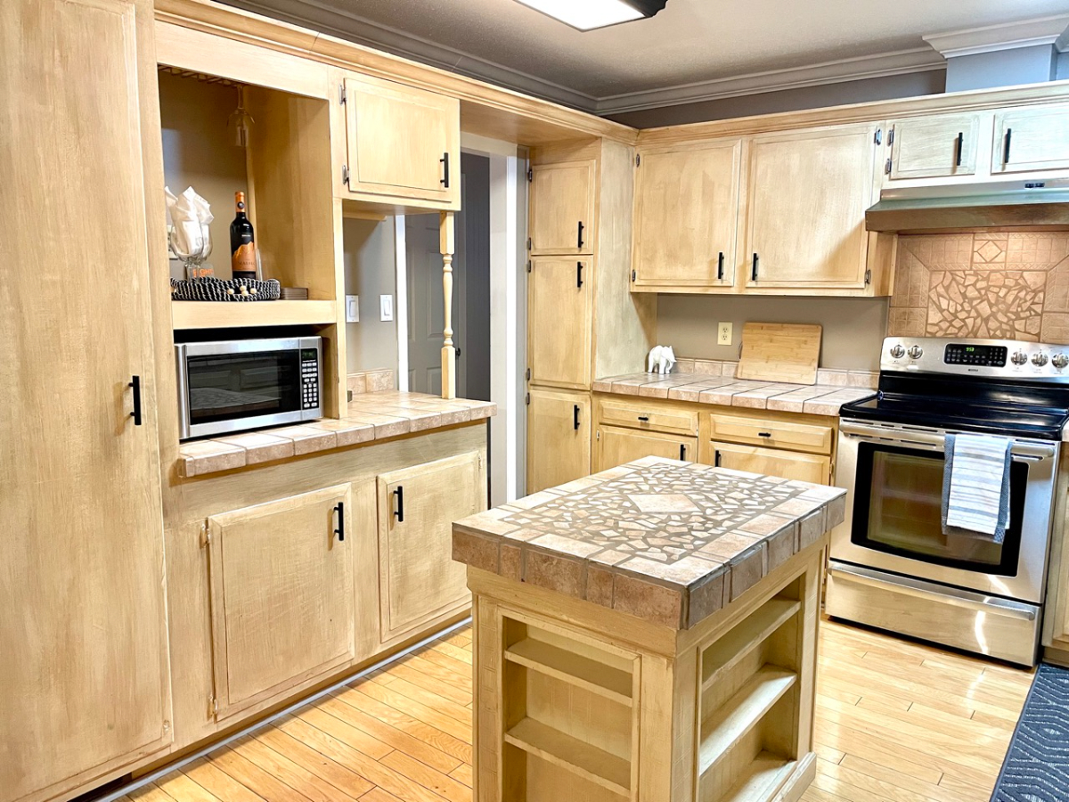 Entire House, 4 King Bedrooms, Hot Tub, Fenced Yard, Fast Wifi - Photo 8