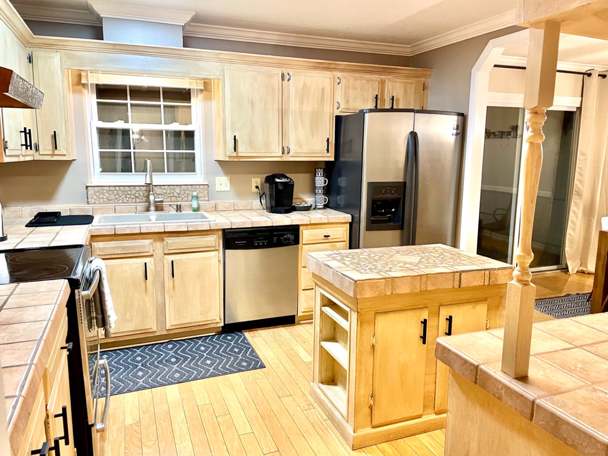 Entire House, 4 King Bedrooms, Hot Tub, Fenced Yard, Fast Wifi - Photo 9