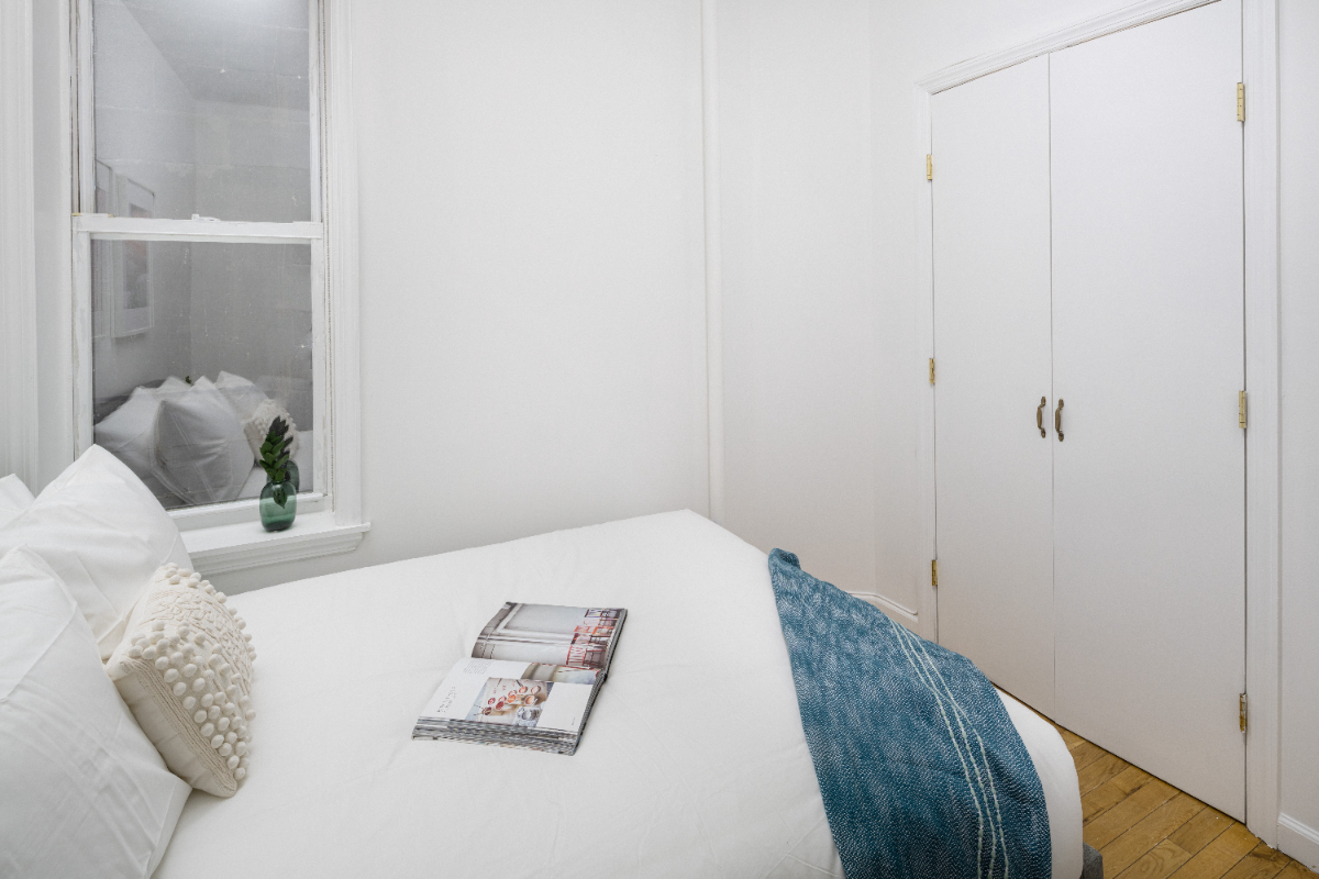 224 E 59th St - Photo 2