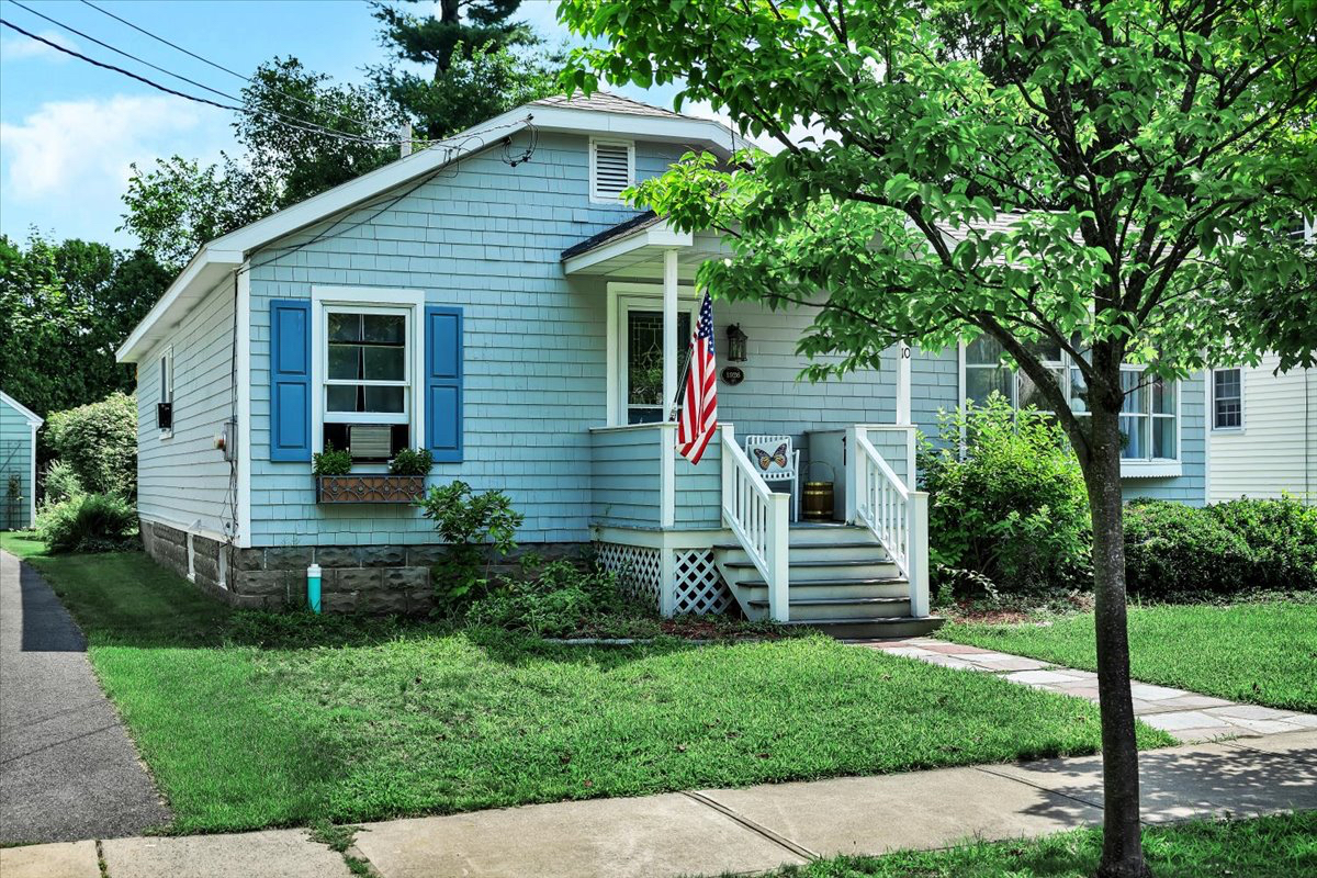 Furnished 3BR House / Garage / Across from Park / Suite-Style Basement - Photo 3