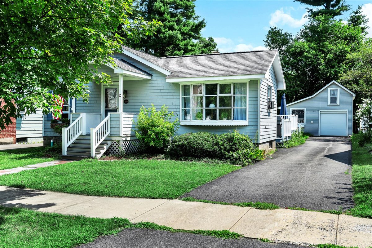 Furnished 3BR House / Garage / Across from Park / Suite-Style Basement - Photo 4