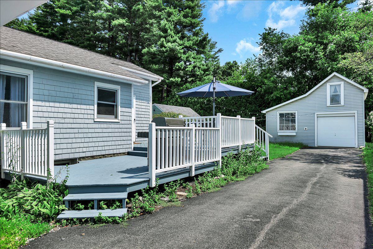 Furnished 3BR House / Garage / Across from Park / Suite-Style Basement - Photo 5