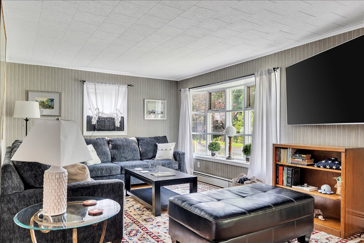 Furnished 3BR House / Garage / Across from Park / Suite-Style Basement - Photo 9