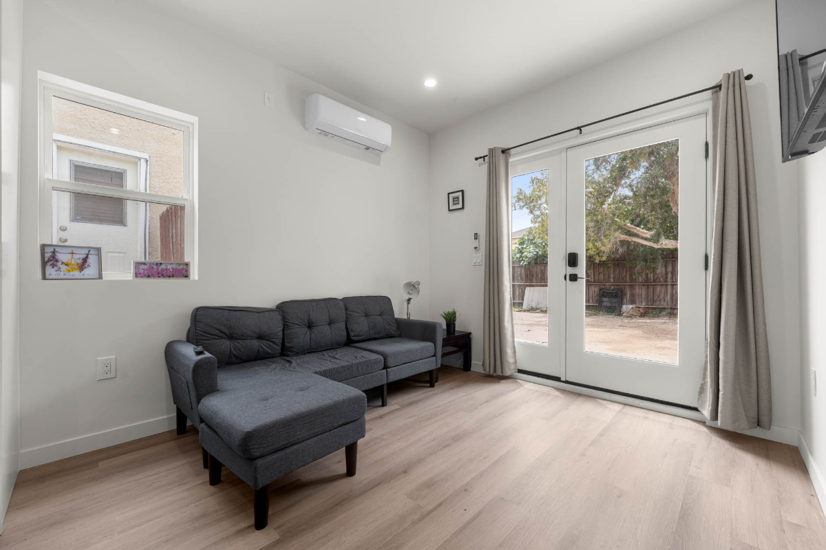 Available Los Angeles Luxury 1 bedroom ADU -Right by hospitals-Fully Furnished-Pets Welcome-Utilities Included - Photo 2
