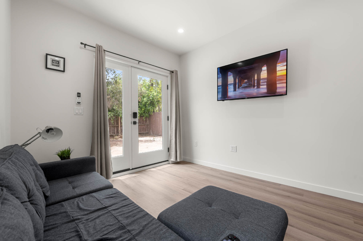 Available Los Angeles Luxury 1 bedroom ADU -Right by hospitals-Fully Furnished-Pets Welcome-Utilities Included - Photo 5