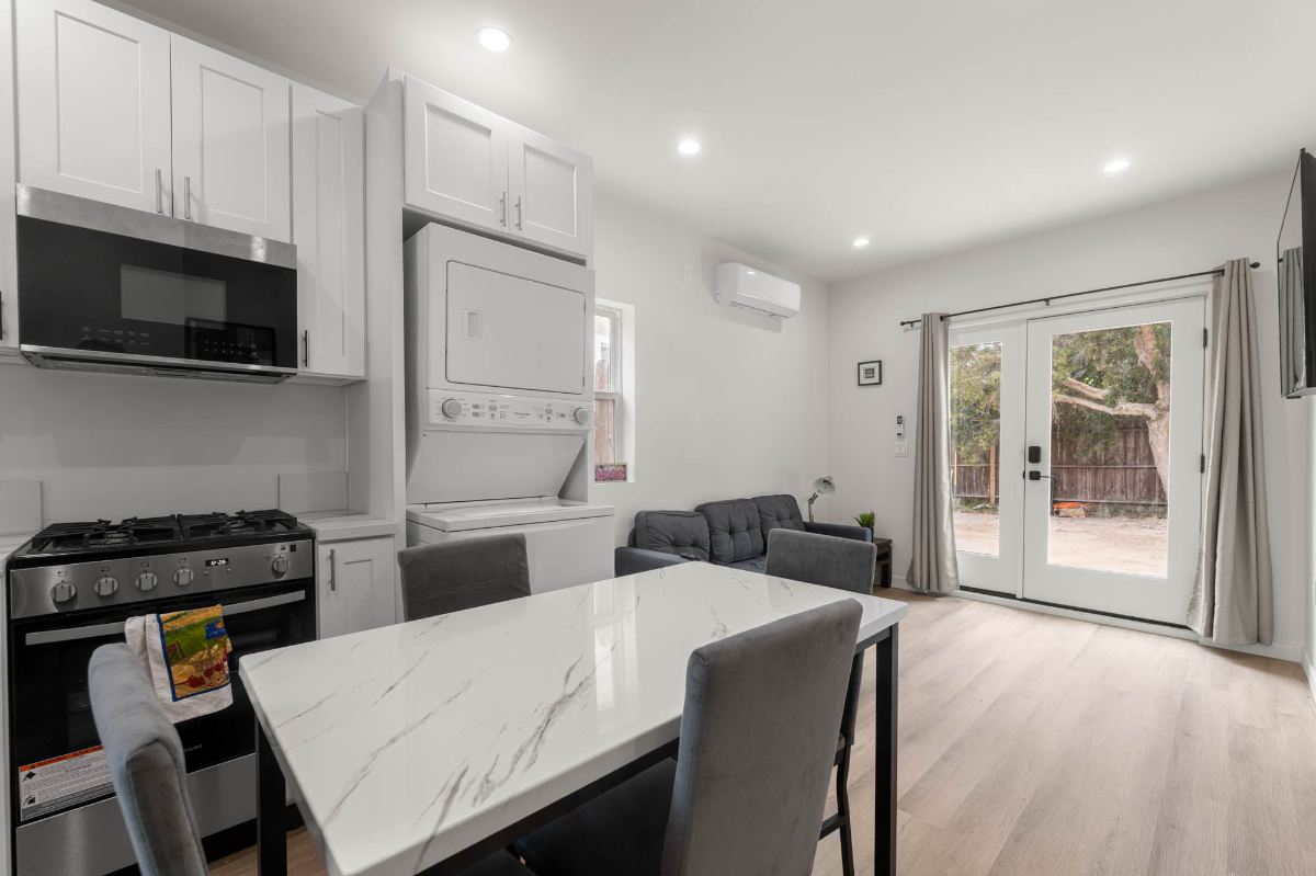 Available Los Angeles Luxury 1 bedroom ADU -Right by hospitals-Fully Furnished-Pets Welcome-Utilities Included - Photo 3