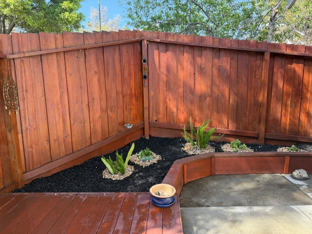 Private Room + Private Remodeled Bath | Just 1 Housemate | 5 Hospitals in 10 Min | In-Unit Laundry, Driveway Parking, Workstation - Photo 4