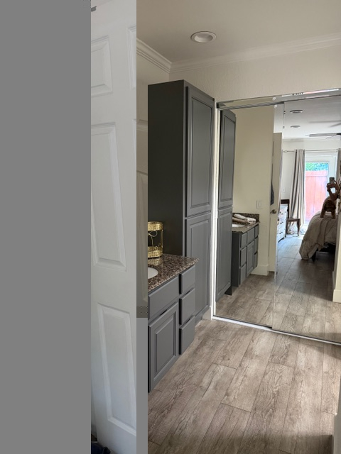 Private Room + Private Remodeled Bath | Just 1 Housemate | 5 Hospitals in 10 Min | In-Unit Laundry, Driveway Parking, Workstation - Photo 2
