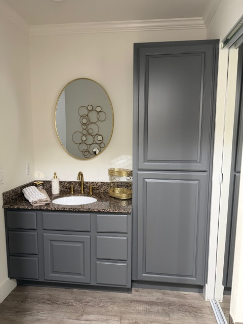 Private Room + Private Remodeled Bath | Just 1 Housemate | 5 Hospitals in 10 Min | In-Unit Laundry, Driveway Parking, Workstation - Photo 4