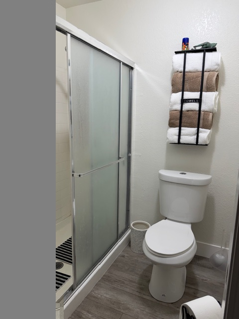 Private Room + Private Remodeled Bath | Just 1 Housemate | 5 Hospitals in 10 Min | In-Unit Laundry, Driveway Parking, Workstation - Photo 5