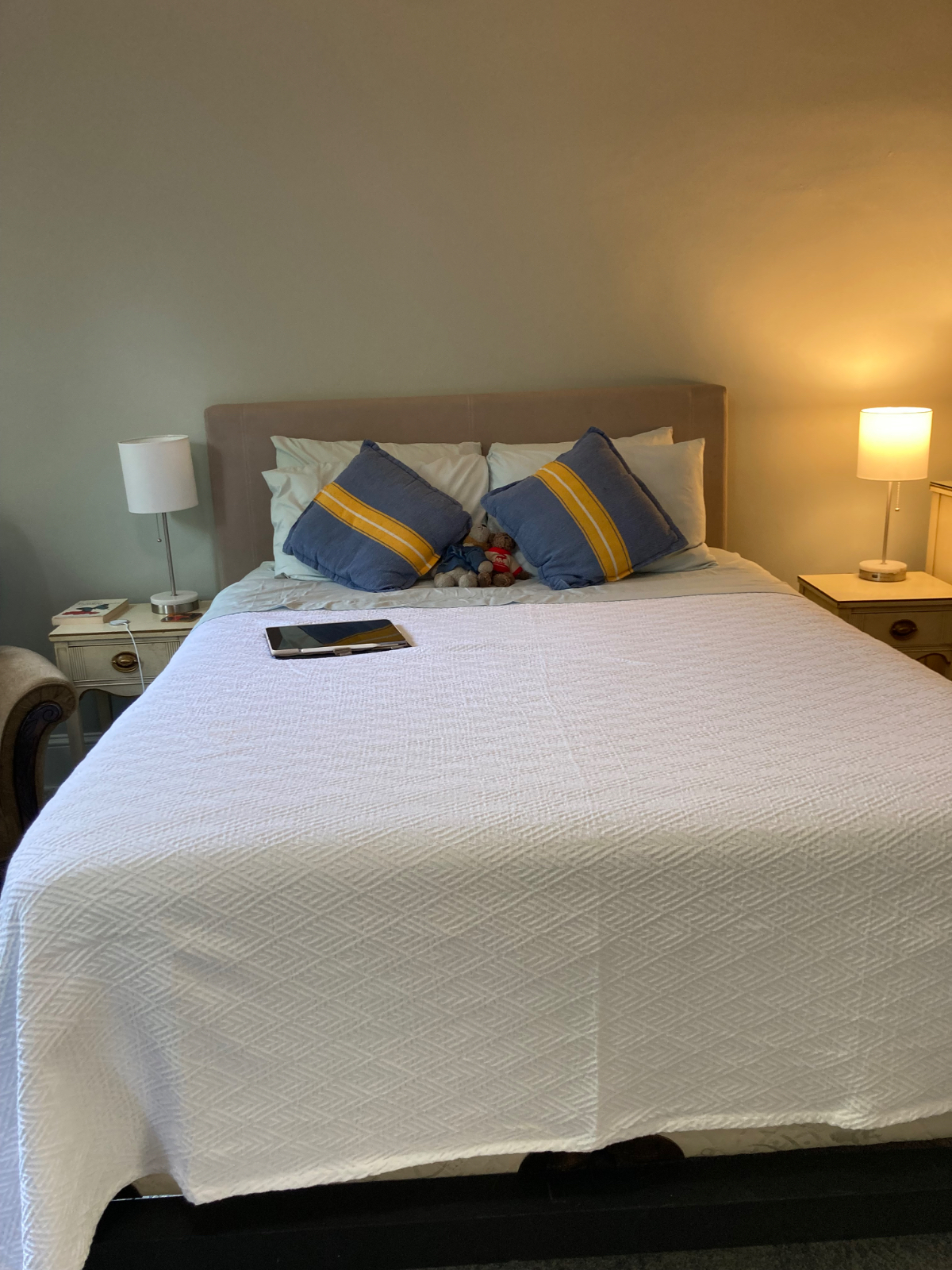 SPACIOUS LIGHT-FILLED FURNISHED ROOM - Photo 4