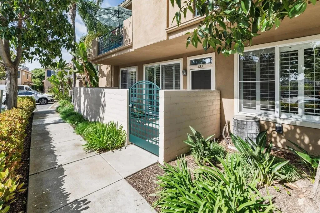 Polished, Cozy Condo Near the Beach, the Racetrack, the Hospital - and Dining and Shopping Galore - Photo 5