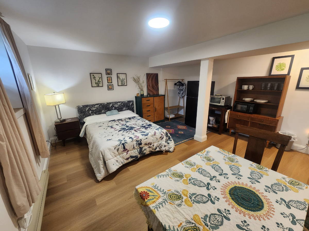 The Clover Room - Furnished, with Pvt Bath - Photo 9