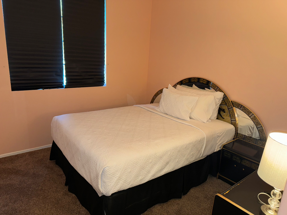 Spacious Queen Room with Closet & Smart TV