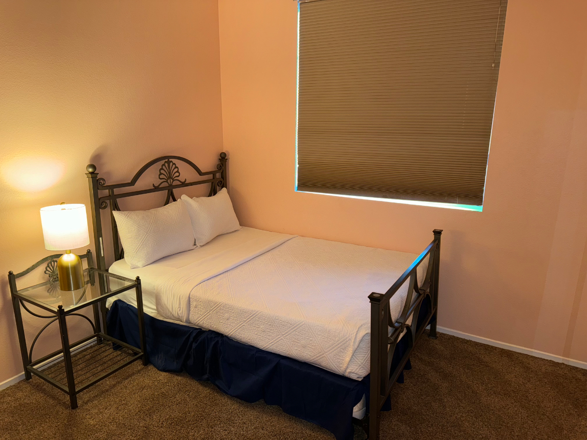 Cozy Double Room, Shared Bath, Smart TV