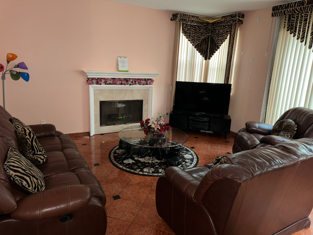 Flexible Twin Room with Closet & Smart TV
