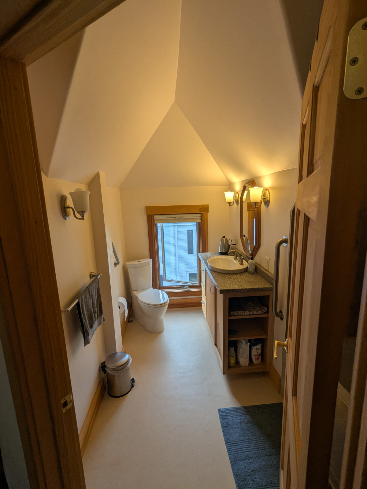 Beautiful private suite, walkable to downtown - Photo 4