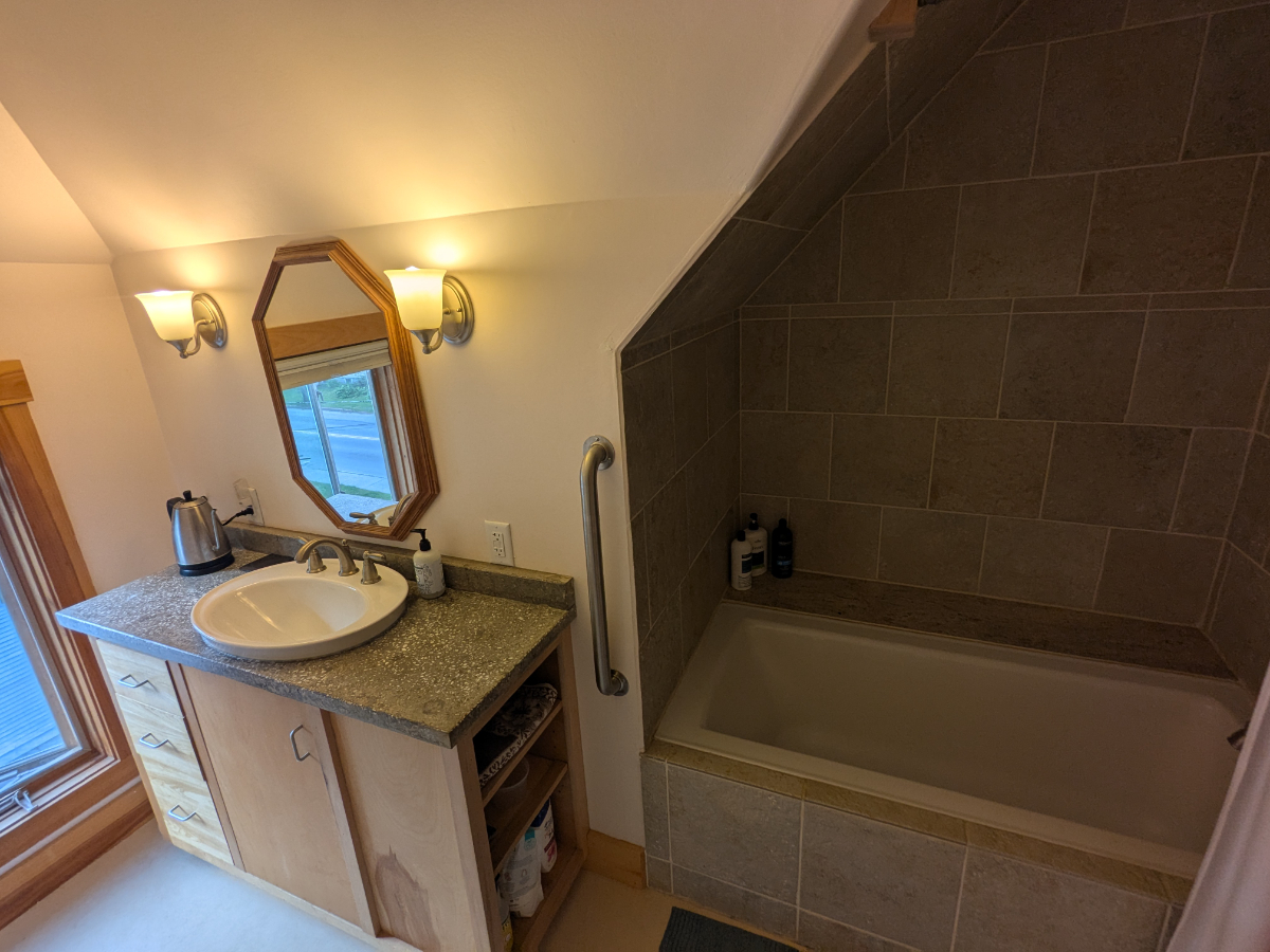 Beautiful private suite, walkable to downtown - Photo 6