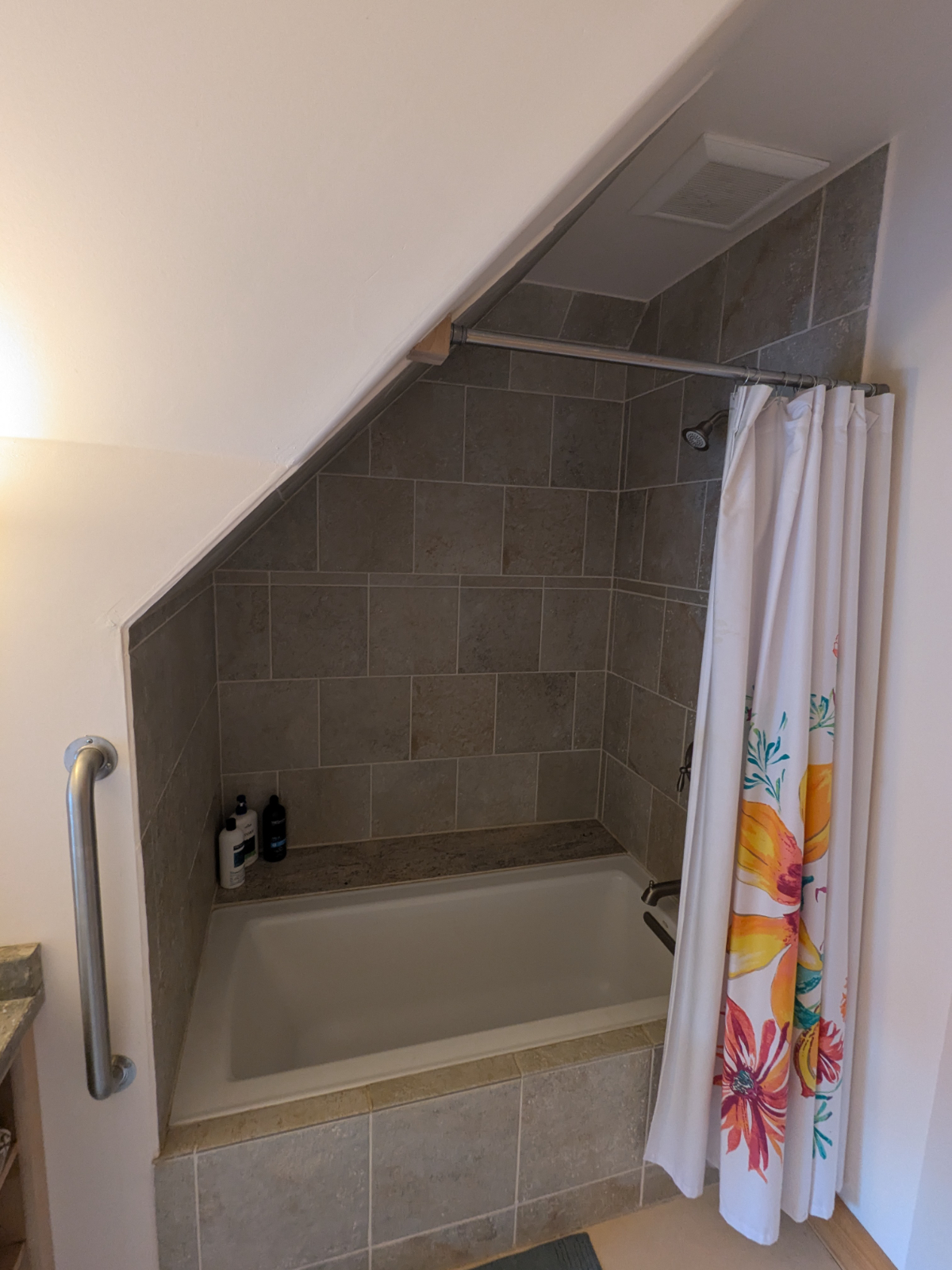 Beautiful private suite, walkable to downtown - Photo 7