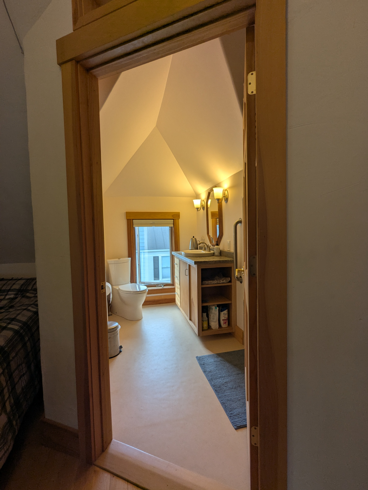 Beautiful private suite, walkable to downtown - Photo 5