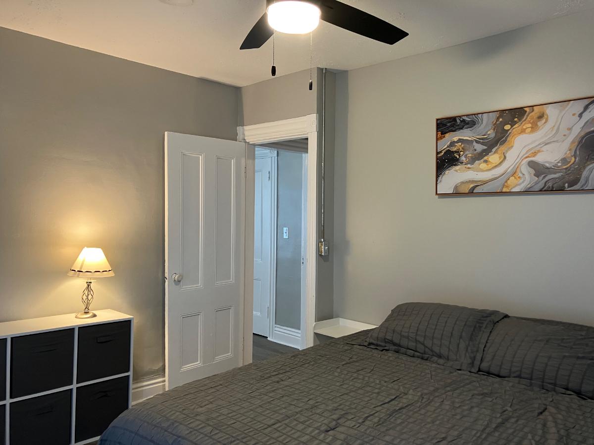 Recently Renovated 1BR 2 blocks from Geneva Hospital - Photo 4