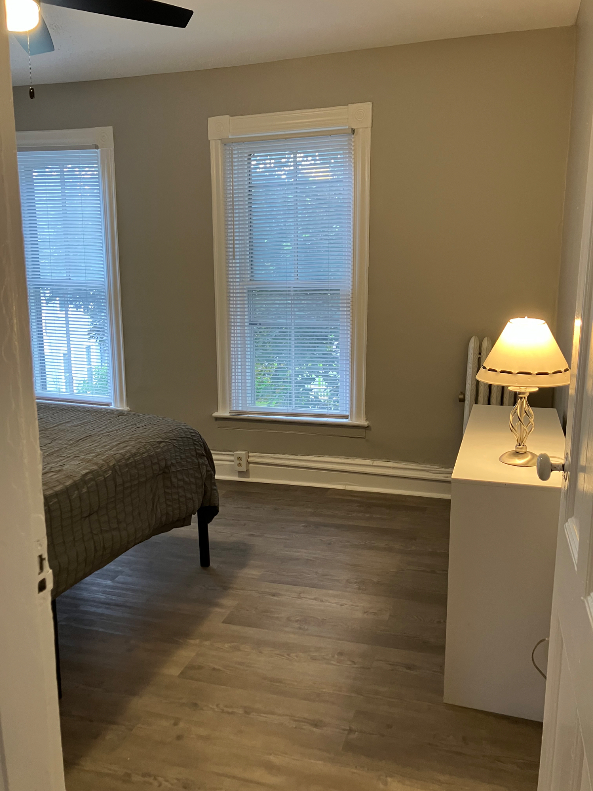 Recently Renovated 1BR 2 blocks from Geneva Hospital - Photo 3