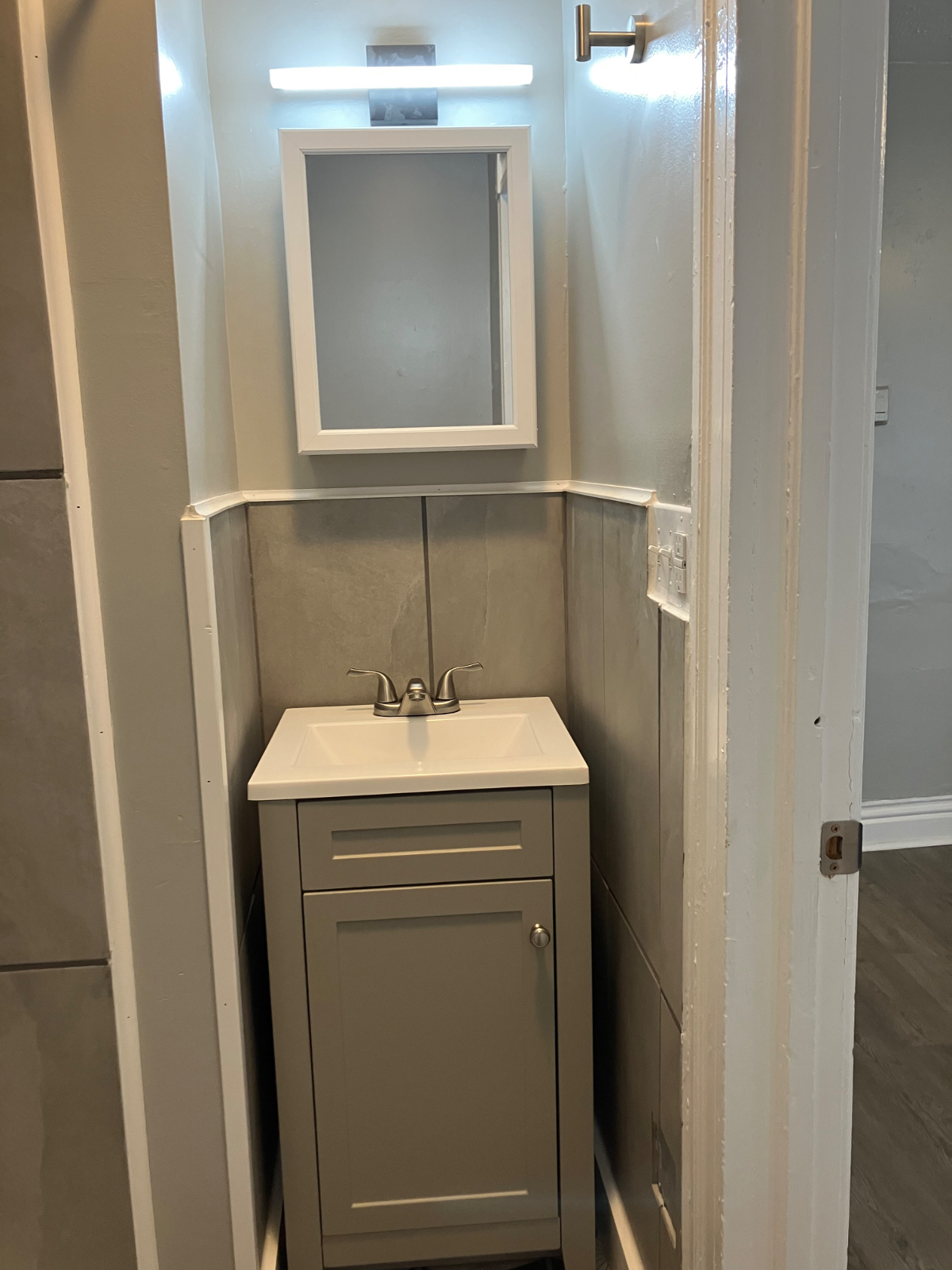Recently Renovated 1BR 2 blocks from Geneva Hospital - Photo 10