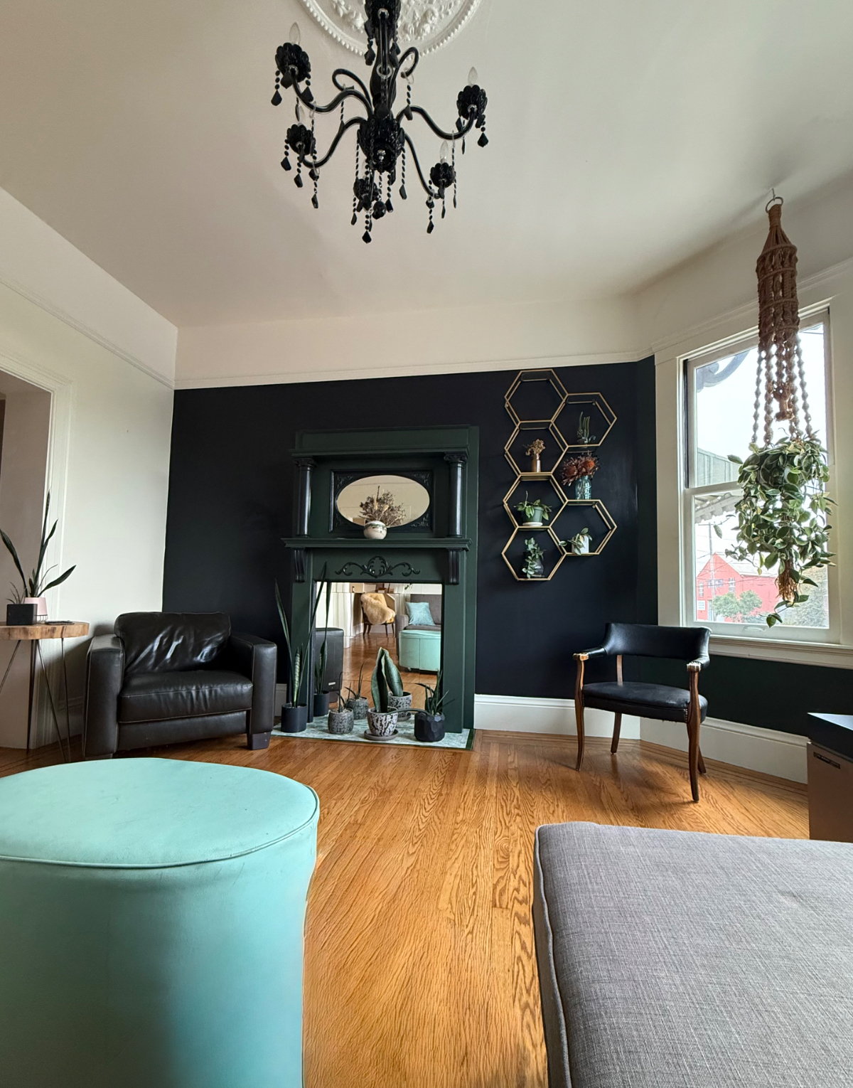 1 bedroom, 1 bath apartment with parking and... - Photo 1