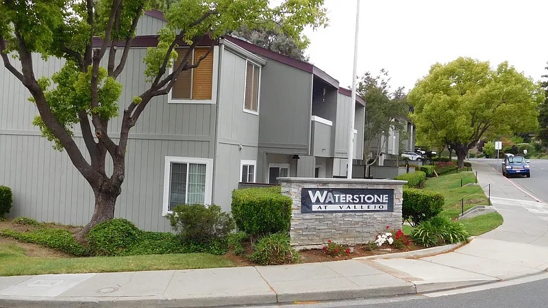 Fully Furnished Studio Apartment - Minutes away from two major hospitals - Photo 1