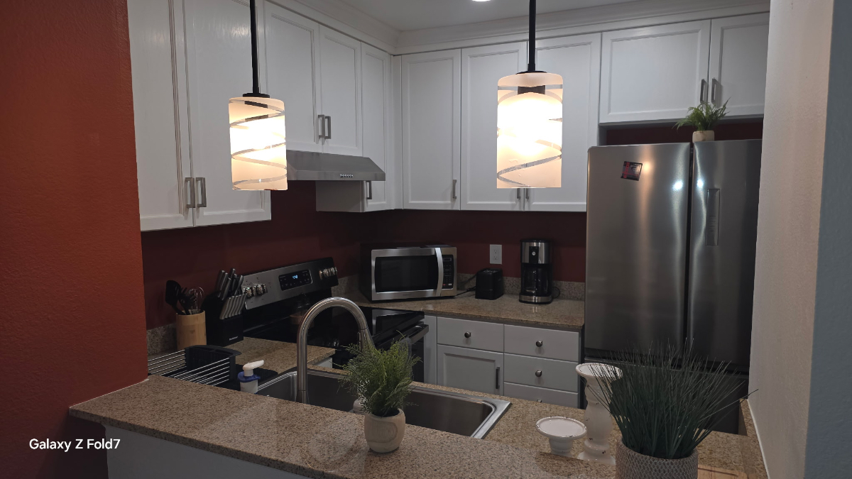 Fully Furnished Studio Apartment - Minutes away from two major hospitals - Photo 5