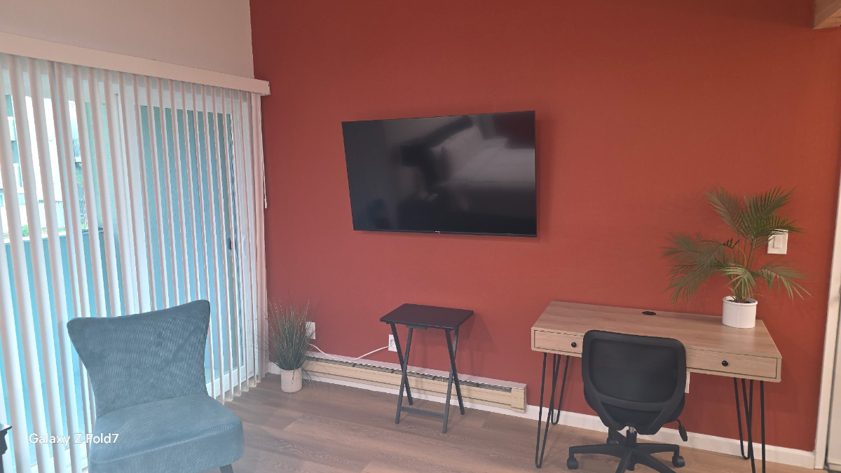 Fully Furnished Studio Apartment - Minutes away from two major hospitals - Photo 2