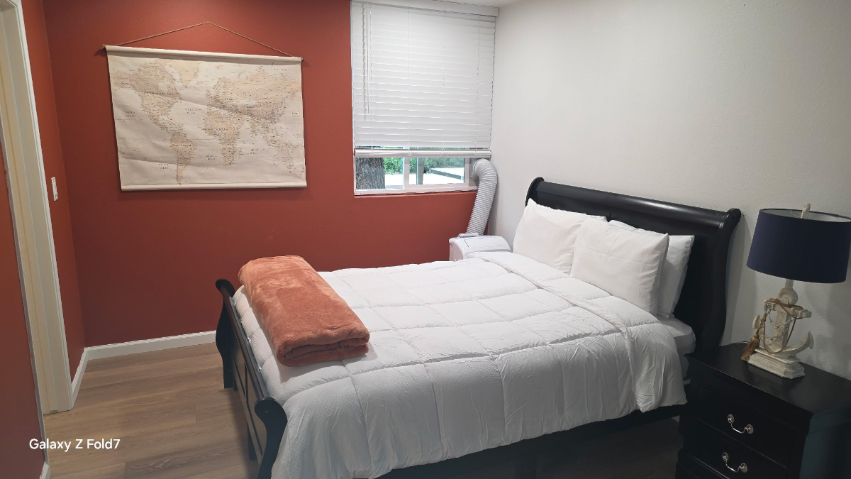 Fully Furnished Studio Apartment - Minutes away from two major hospitals - Photo 3
