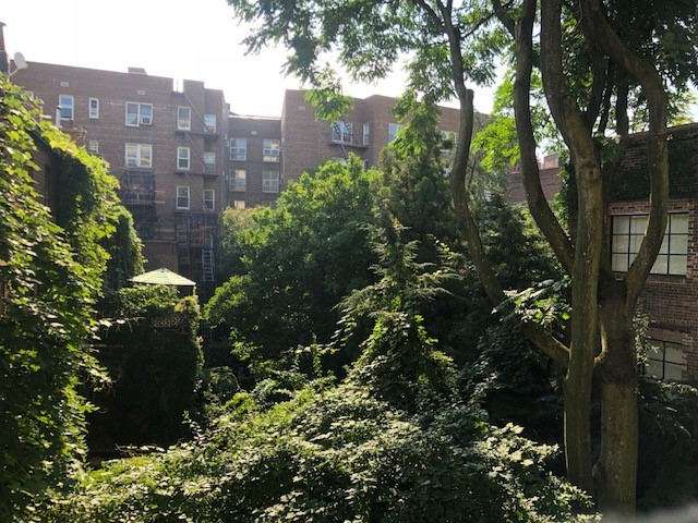 Lovely 1BR West Village Brownstone Holiday Sublet - Workspace & Eat-In Kitchen - Photo 6