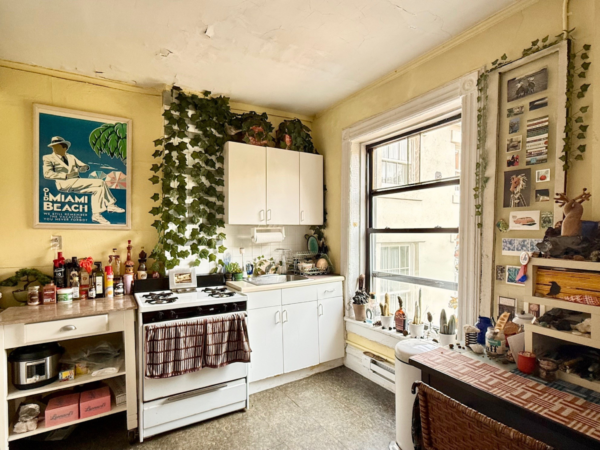Lovely 1BR West Village Brownstone Holiday Sublet - Workspace & Eat-In Kitchen - Photo 2