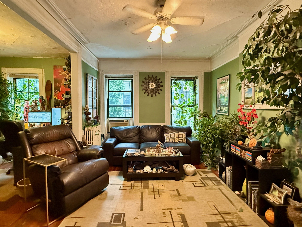 Lovely 1BR West Village Brownstone Holiday Sublet - Workspace & Eat-In Kitchen - Photo 1