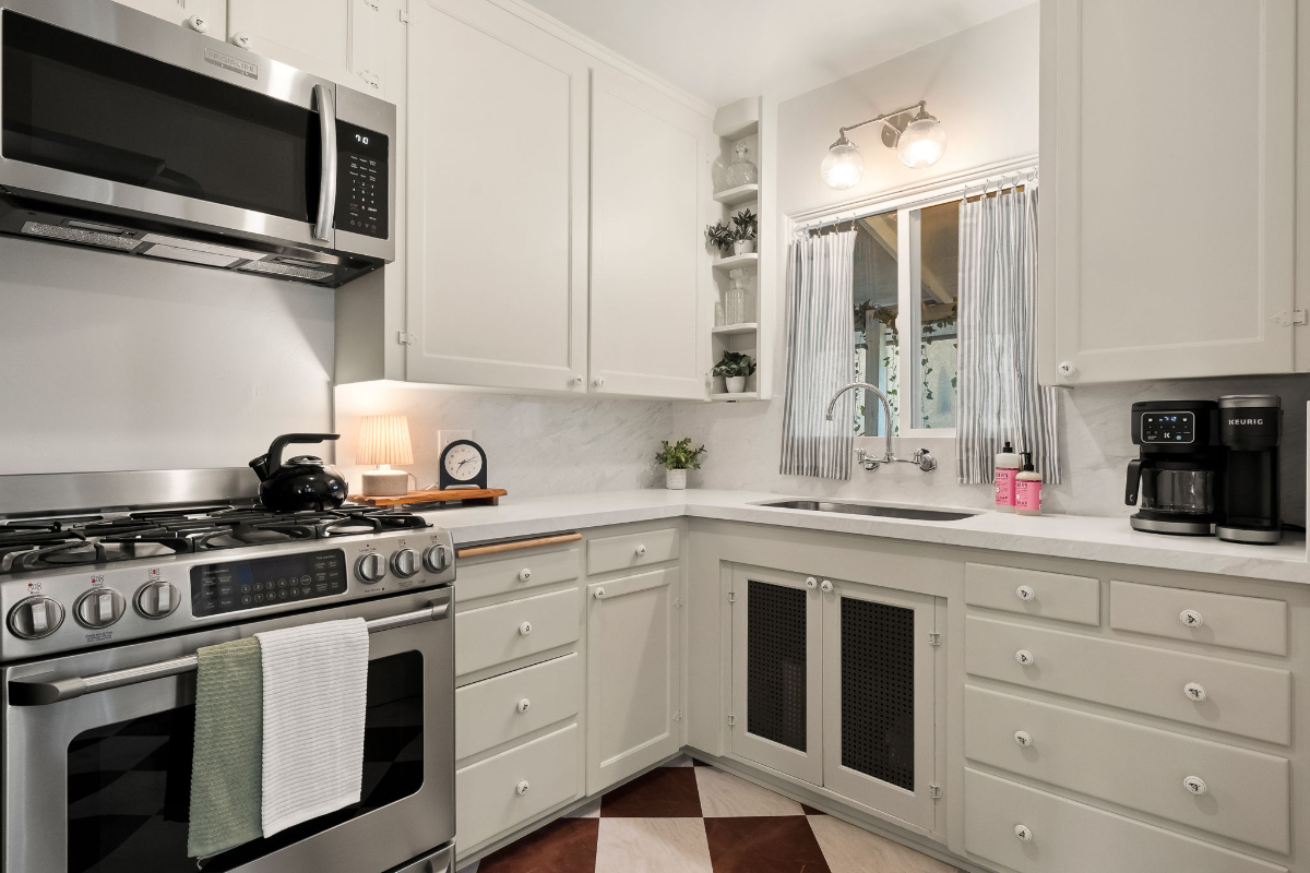 Charming Renovated 2-BR Home w/ Modern Comfort in Walkable Kensington Neighborhood - Utilities Included - Photo 6
