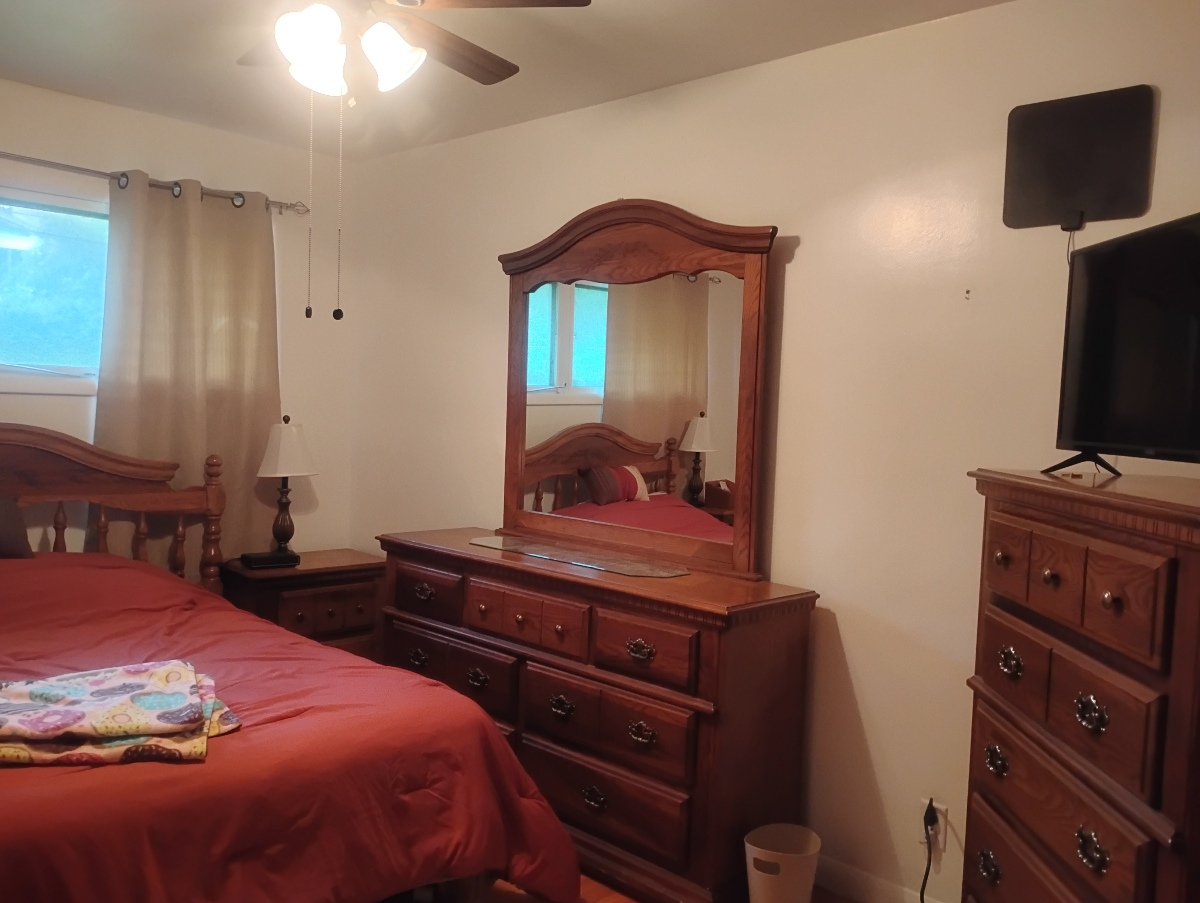 Quiet Eastside Room in a House For Traveling Nurses - Shared Living Areas, All Comforts Included, 3. - Photo 3