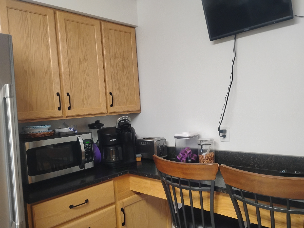 Quiet Eastside Room in a House For Traveling Nurses - Shared Living Areas, All Comforts Included, 3. - Photo 7