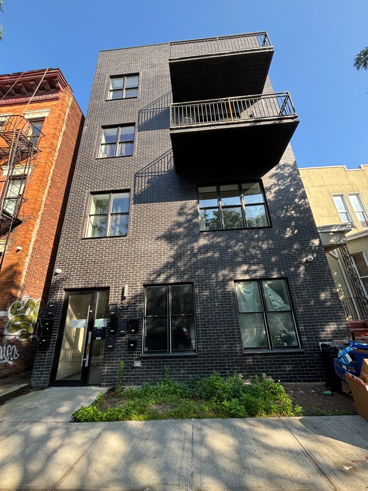 Large modern Brooklyn 1 Br w/ in-unit Laundry + Gym - Photo 2