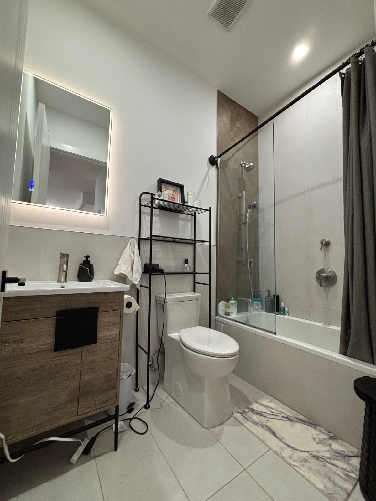 Large modern Brooklyn 1 Br w/ in-unit Laundry + Gym - Photo 9