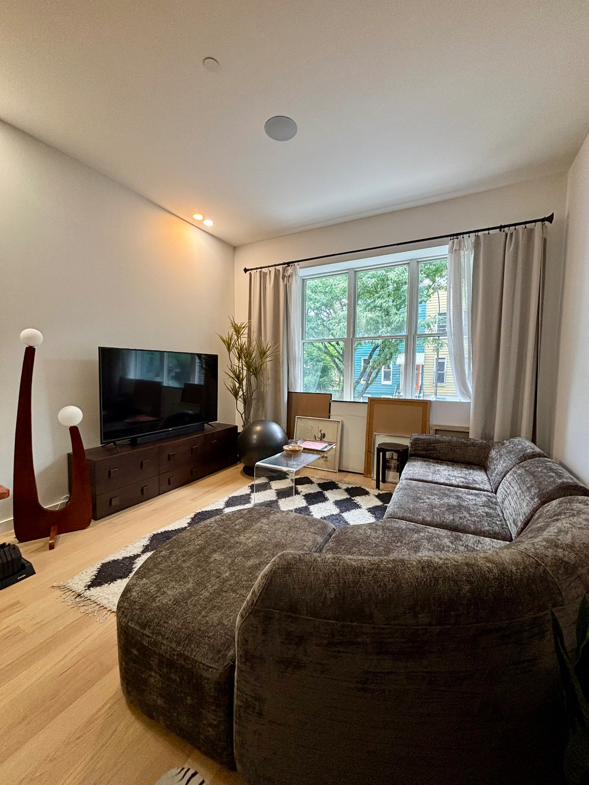 Large modern Brooklyn 1 Br w/ in-unit Laundry + Gym