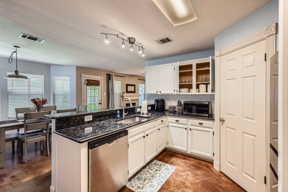 TCH - Cozy 3bd/2.5ba home in Austin with Workspace - Photo 10